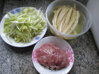 Stir-fried Leek Sprouts with Shredded Pork and Yuba recipe