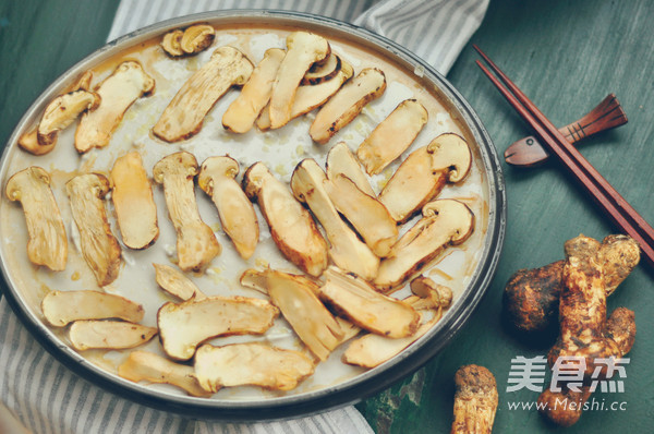 Roasted Matsutake Mushroom with Enamel Pot Lid recipe