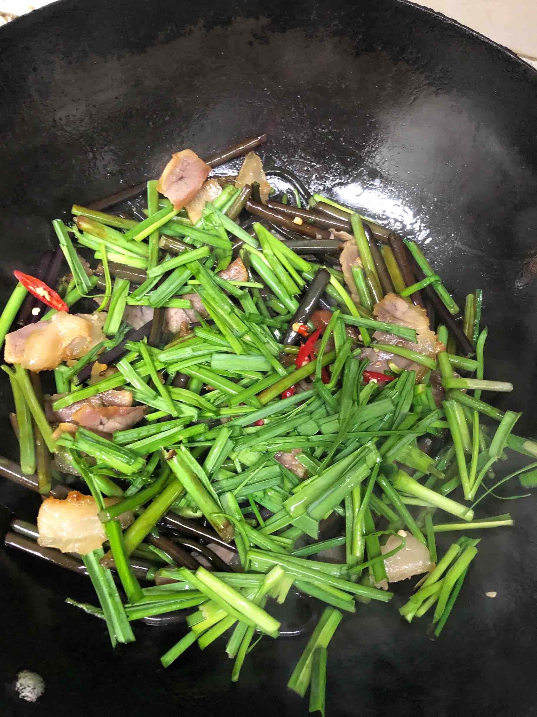 Stir-fried Bracken with Garlic Sprouts recipe