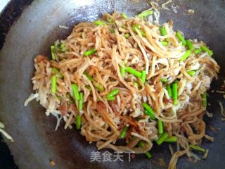 Stir-fried Shredded Cake with Garlic Moss recipe