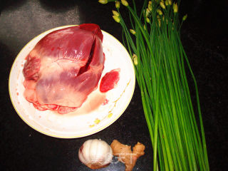 Stir-fried Pork Heart with Leek Flower recipe