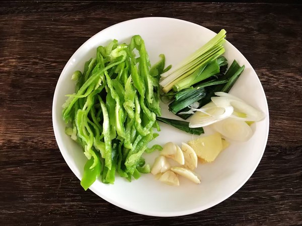 Stir-fried Pork Skin with Green Pepper recipe