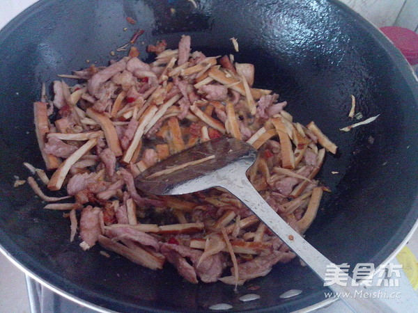 Stir-fried Lean Pork with Soaked Ginger Dried Beans recipe