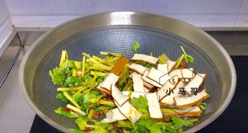 Stir-fried Xianggan with Celery recipe