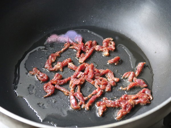 Fried Noodles with Shredded Beef recipe