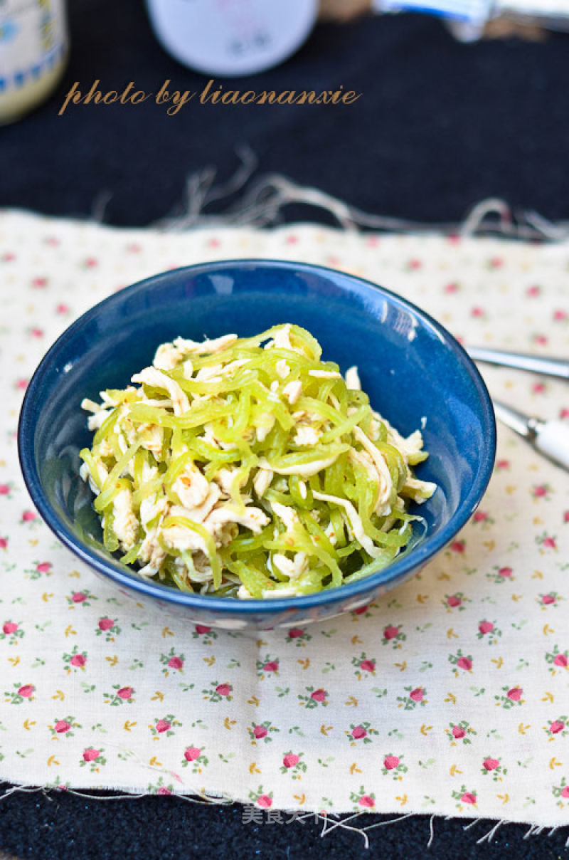 Ginger-flavored Bamboo Shoots Mixed with Shredded Chicken recipe