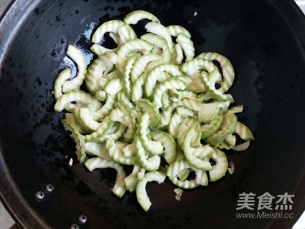 Fried Zucchini with Ham and Seafood Mushrooms recipe