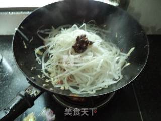 Stir-fried Hor Fun with Shredded Pork with Cabbage and Mushroom recipe