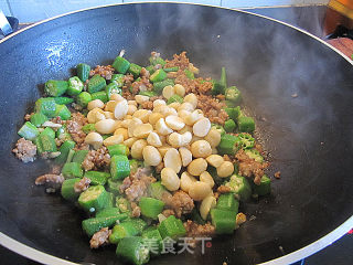 Stir-fried Okra with Mashed Chicken with Nuts recipe