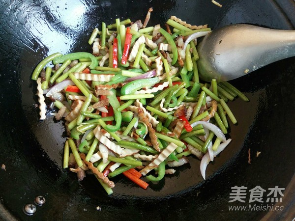 Roasted Pork and Stir-fried Garlic and Dried Tofu recipe