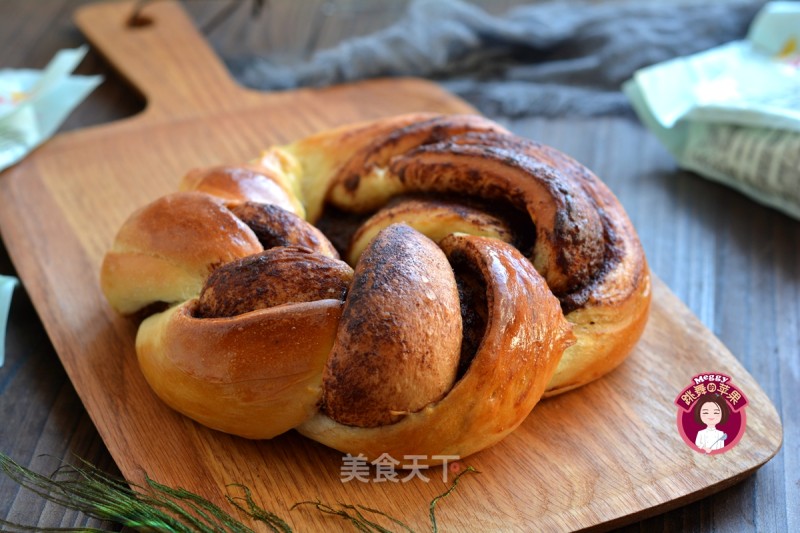 How to Make Chocolate Sauce Garland Bread