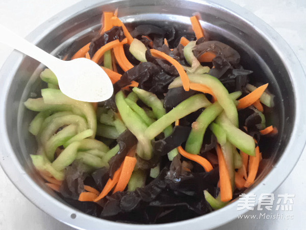 Black Fungus Mixed with Melon Peel recipe