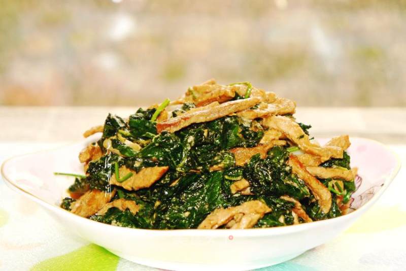 Stir-fried Tenderloin with Acanthopanax Leaves recipe