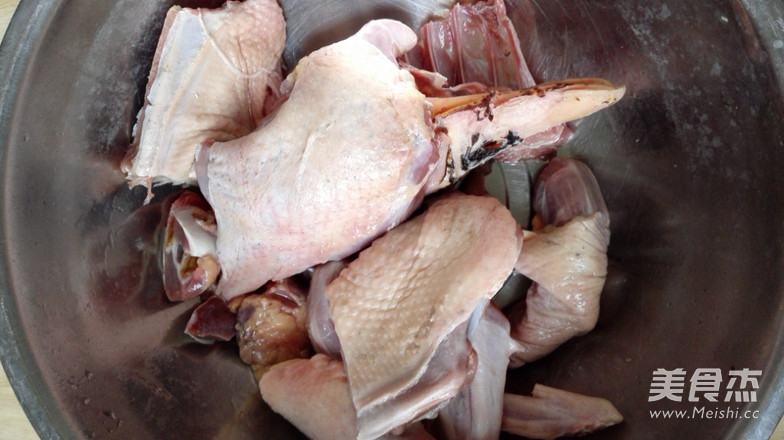 Nourishing Yin and Cooling Blood Old Duck Lotus Root Soup recipe