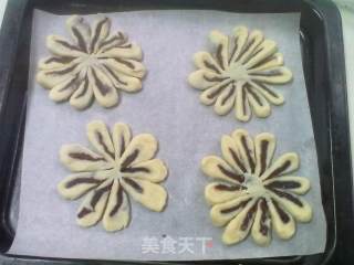 Celebrating The Mid-autumn Festival——red Bean Paste Chrysanthemum Crisp recipe