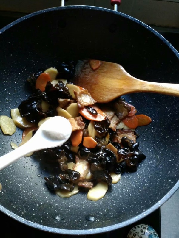 Fried Yam, Fungus and Carrot recipe