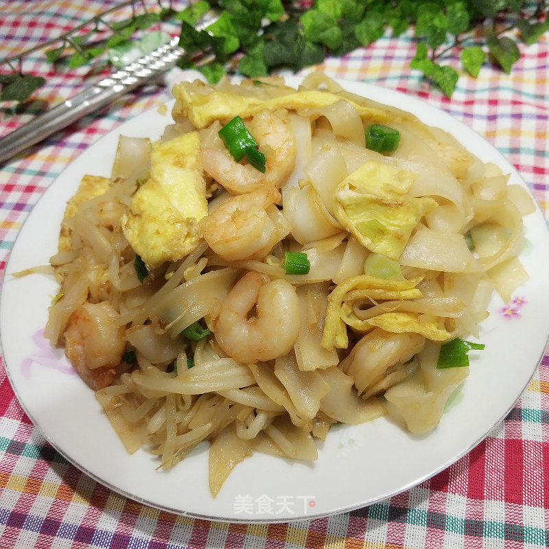 Stir-fried Hor Fun with Mung Bean Sprouts