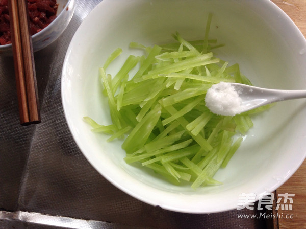 Shredded Beef with Lettuce and Pickled Cabbage recipe