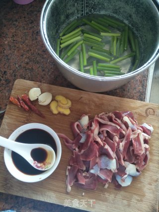 Stir-fried Duck Gizzards with Garlic Stalks recipe