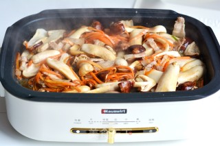 Fried Noodles with Matsutake Pork Slices recipe