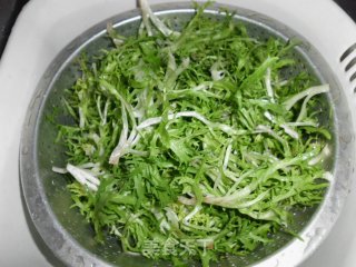 A Feast of Spring-whitebait Simmering Bitter Chrysanthemum recipe