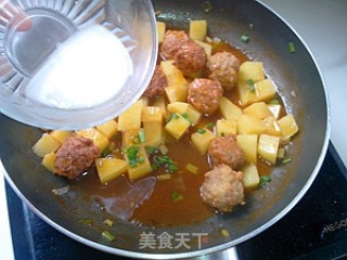 Pork Meatballs with Tomato Sauce and Potatoes recipe