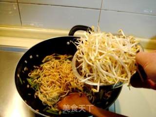 Assorted Fried Noodles with Shredded Pork recipe