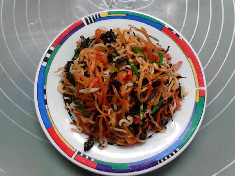 Stir-fried Instant Noodles with Whitebait, Seaweed and Carrot recipe