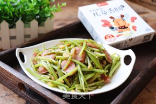 Stir-fried Sweet Potato Stems with Sausage recipe