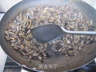 Skillfully Fried Five-spice Melon Seeds recipe