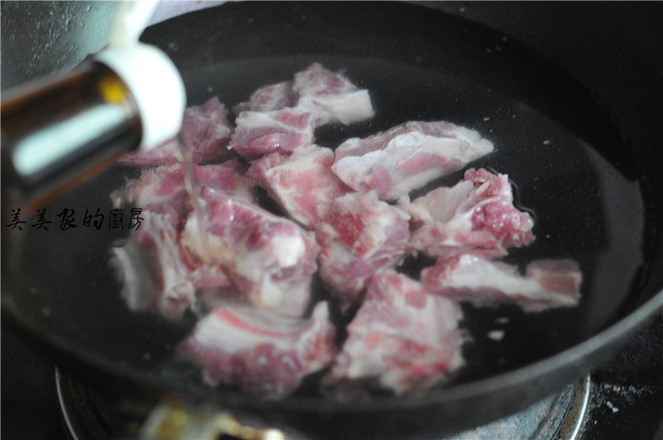 Stewed Pork Ribs with Peanuts and Lotus Root recipe