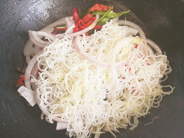 Stir-fried Beef Noodles with Onion recipe