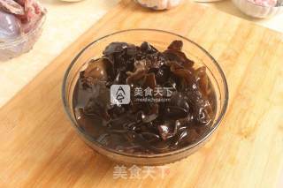 Stir-fried Fungus with Pork and Cordyceps recipe