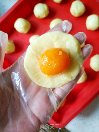 Mung Bean Paste Egg Yolk Crisp recipe