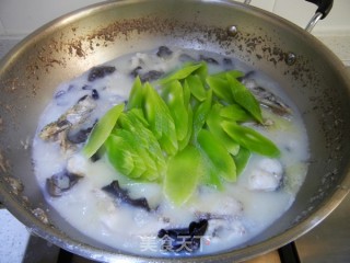 Lettuce Stalk Black Fungus Black Fish Soup recipe