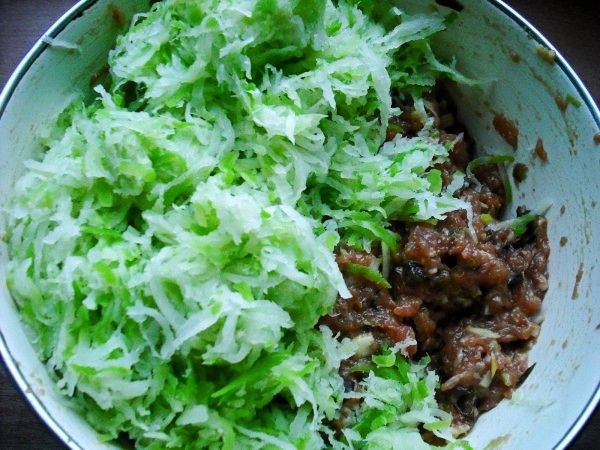 Wheat Buns with Meat Stuffed with Green Radish recipe