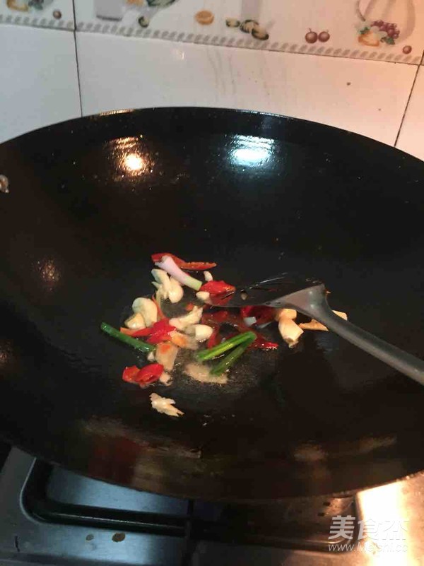 Fried Crab with Ginger and Spring Onion recipe
