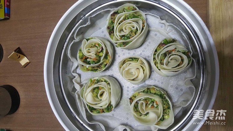 Rose Steamed Dumplings (with Vegetable and Shrimp Stuffing) recipe