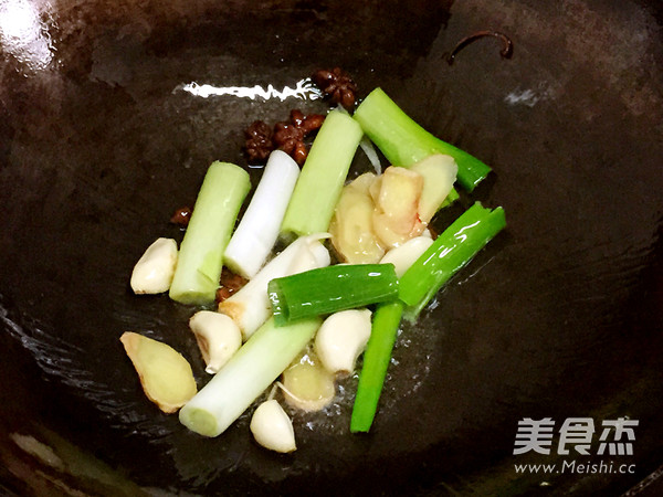 Fish Stewed in Iron Pan with Soy Sauce recipe