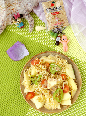 Roasted Sesame and Apple Stir-fried Instant Noodles with Kubi Salad Sauce