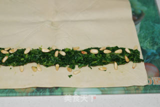 Spinach Rolls with Pine Nuts recipe