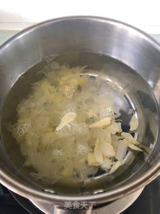 Loquat and Tremella Soup recipe