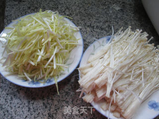 Stir-fried Enoki Mushroom with Leek Sprouts recipe