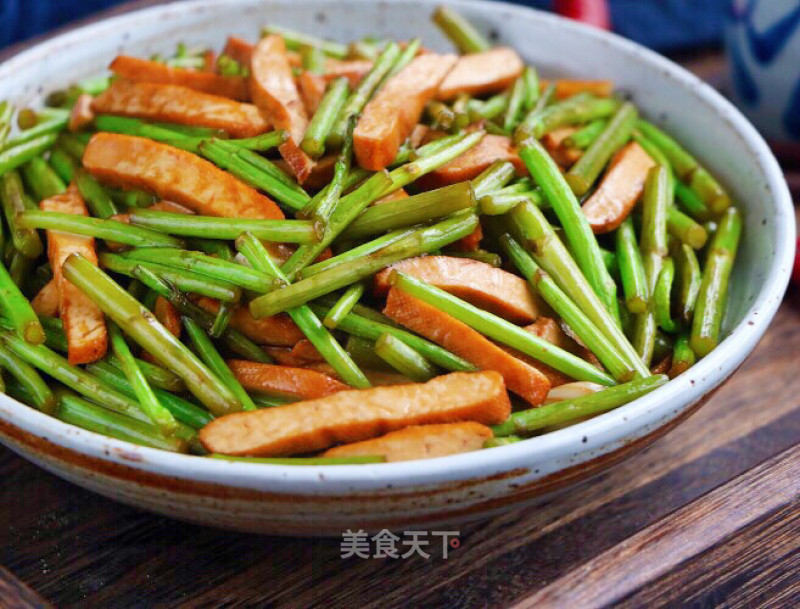 Stir-fried Dried Bean Curd with Wormwood