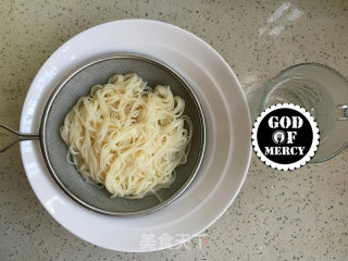 Delicious and Invincible Cold Noodles with Shrimp, Chopped Pepper and Cucumber recipe