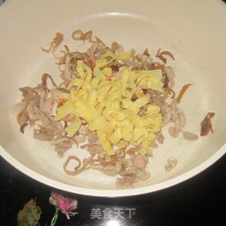 Shredded Eggs and Fungus recipe