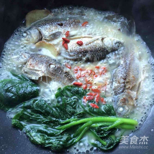 Wild Crucian Carp Soup with Fungus and Vegetables recipe