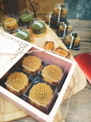 Cantonese Egg Yolk Mooncake recipe