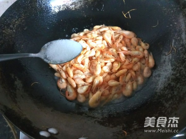 Stir-fried Small River Prawns recipe