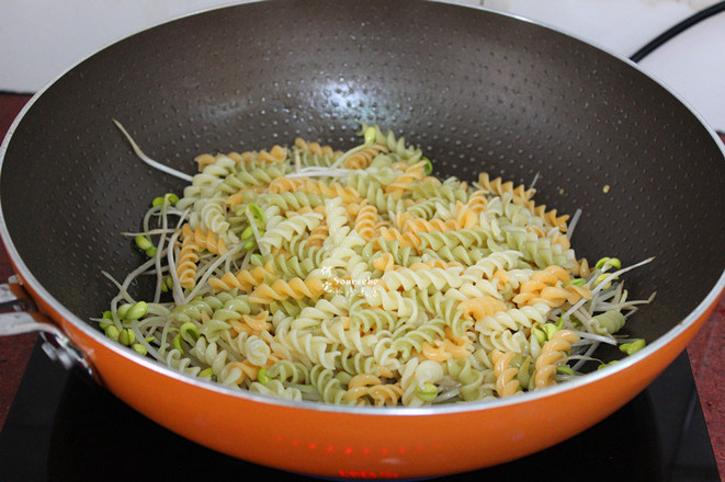 Stir-fried Macaroni with Bean Sprouts recipe